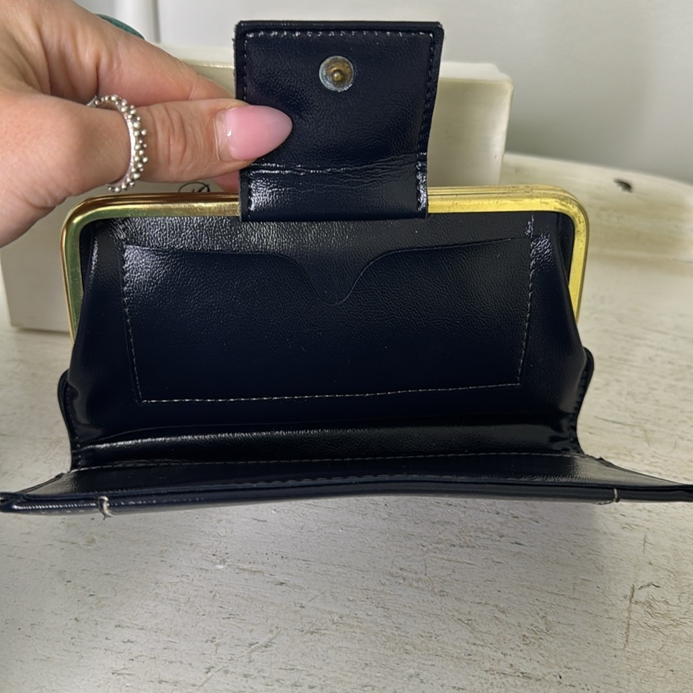 Vintage Sleek Navy Leather Wallet with Gold Clasp - Picture 5 of 8